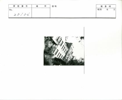 复古多层建筑与自然植被景观.jpg