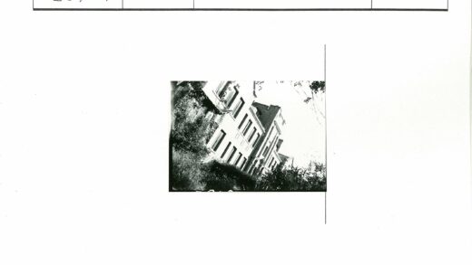 复古多层建筑与自然植被景观.jpg