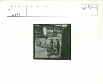 复古大楼前的人群与自行车.jpg