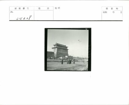 复古大衣人群与华丽传统建筑.jpg