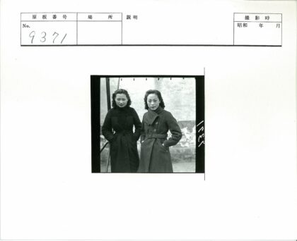 复古大衣女性墙前合影.jpg