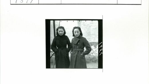 复古大衣女性墙前合影.jpg