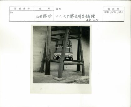 复古大钟悬挂砖墙木架.jpg