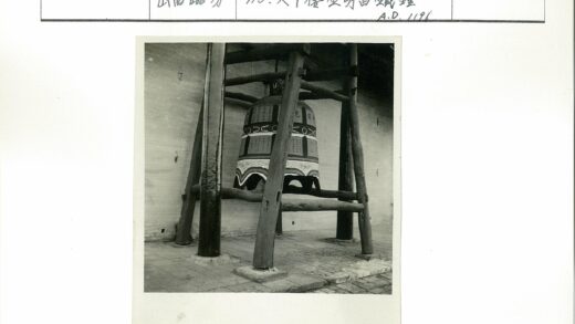 复古大钟悬挂砖墙木架.jpg