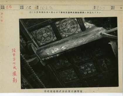 复古天花板花卉几何图案特写.jpg