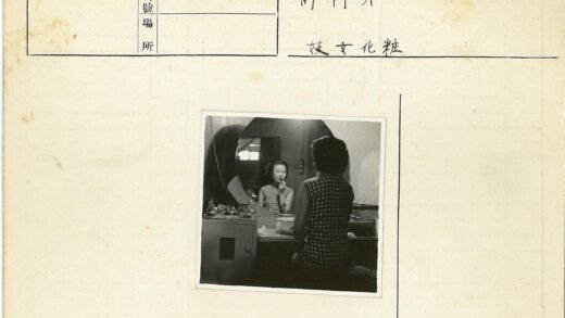复古妇女对镜化妆梳妆台景.jpg