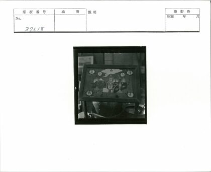 复古室内复杂容器与人物艺术.jpg