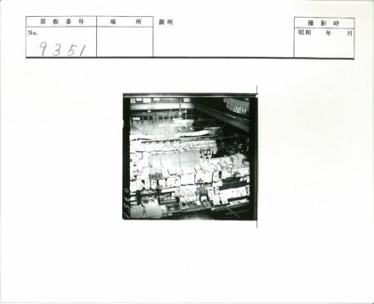 复古室内市场货架与灯具特写.jpg