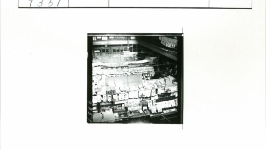 复古室内市场货架与灯具特写.jpg