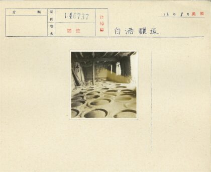 复古室内浅坑木梁砖墙灯笼.jpg
