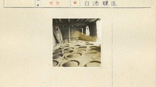 复古室内浅坑木梁砖墙灯笼.jpg