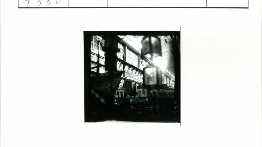 复古室内海报光影展示.jpg