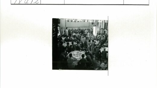 复古宴会人群与装饰场景.jpg