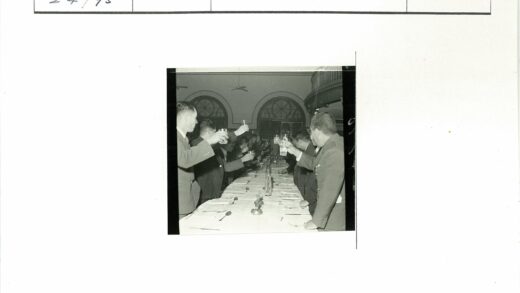 复古宴会男士举杯敬酒.jpg