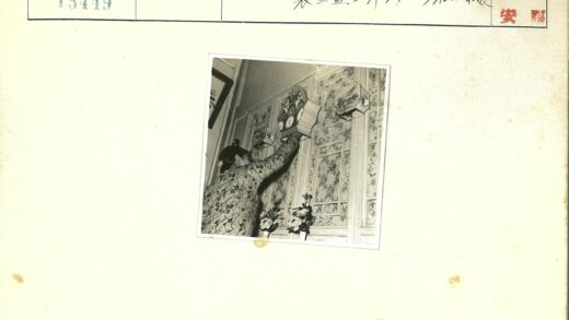复古家居装饰时钟与花卉墙.jpg