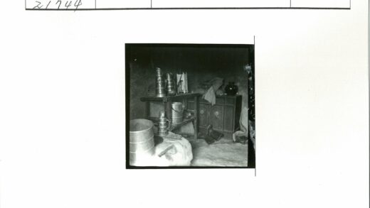 复古家居金属容器与木制家具摆设.jpg