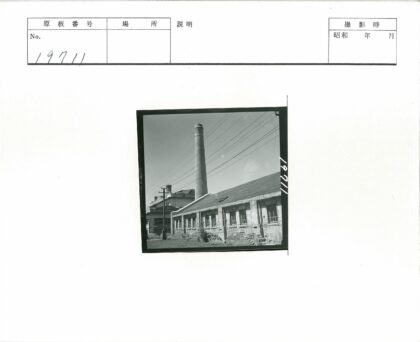 复古工业风砖建筑与烟囱景观.jpg
