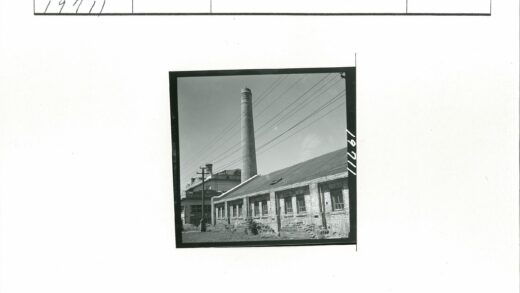 复古工业风砖建筑与烟囱景观.jpg