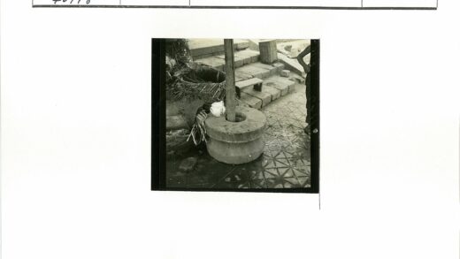 复古工具与石阶户外场景.jpg