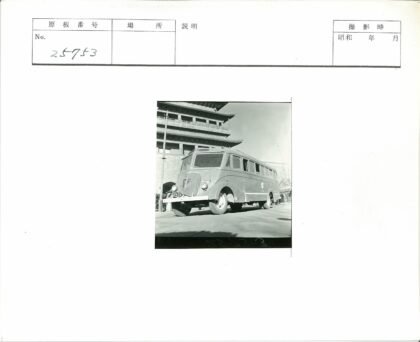 复古巴士停靠传统建筑前.jpg