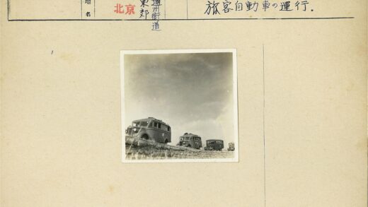 复古巴士行驶土路晴空背景.jpg
