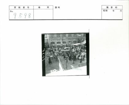 复古市集与砖砌建筑街景.jpg