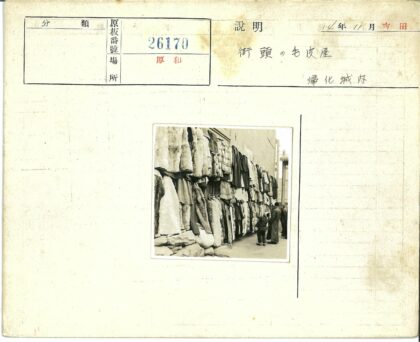 复古市集毛皮大衣选购场景.jpg