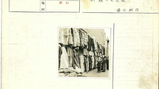 复古市集毛皮大衣选购场景.jpg