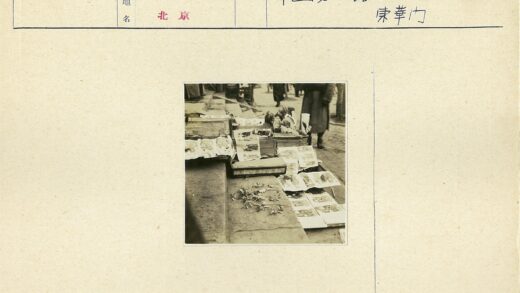 复古市集花艺与雕像展示.jpg