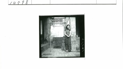 复古庭院圆点裙女人.jpg