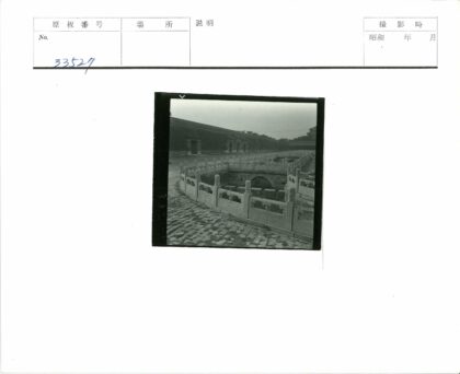 复古庭院石栏与鹅卵石景观.jpg