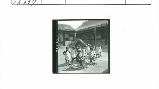 复古庭院童趣木马游戏.jpg
