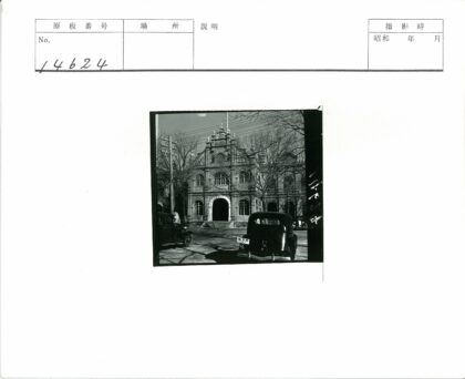 复古建筑与老爷车街景.jpg