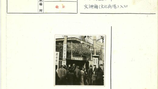 复古建筑入口人群聚集场景.jpg