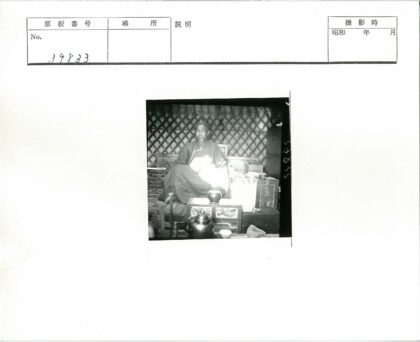 复古建筑内男子与生活物品.jpg