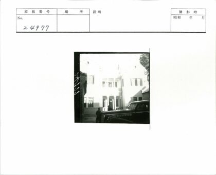 复古建筑前停车与剪影人物.jpg