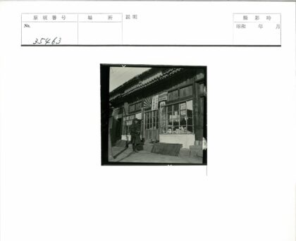 复古建筑前戴帽大衣行人.jpg