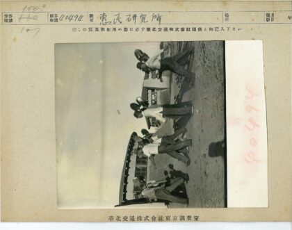 复古建筑前欢快群舞.jpg
