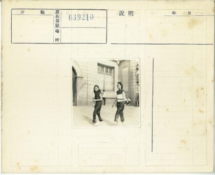复古建筑前的女性漫步.jpg