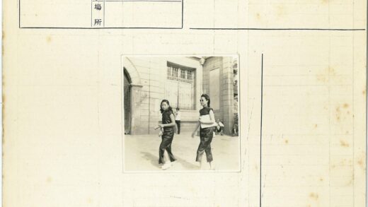 复古建筑前的女性漫步.jpg