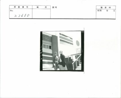 复古建筑前的男子合影.jpg