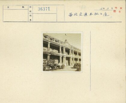 复古建筑前的老式汽车与人流.jpg