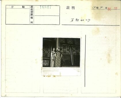 复古建筑前穿碎花长裙的女子.jpg