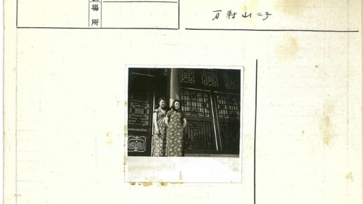 复古建筑前穿碎花长裙的女子.jpg