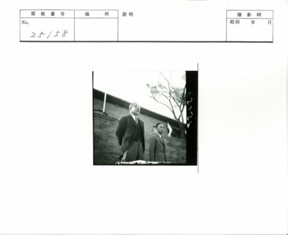 复古建筑前西装男士合影.jpg
