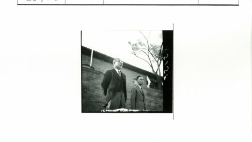 复古建筑前西装男士合影.jpg