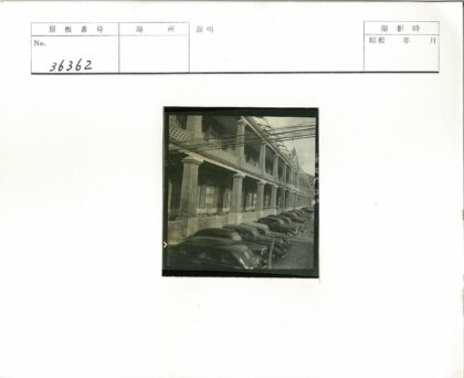 复古建筑旁的老爷车与电线.jpg