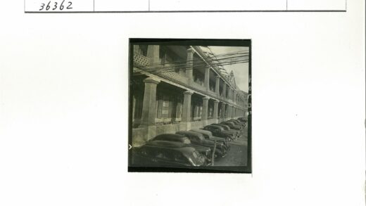 复古建筑旁的老爷车与电线.jpg