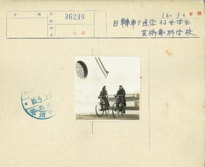 复古建筑旁的骑自行车女性.jpg