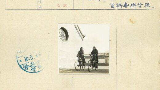 复古建筑旁的骑自行车女性.jpg